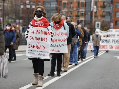 Varios pensionistas se manifiestan por las calles de Bilbao el pasado 15 de marzo.
