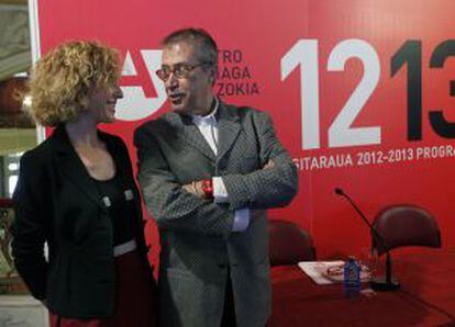 La concejala de Cultura de Bilbao, Igone Bengoetxea, y el director artístico del Arriaga, Emilio Sagi, ayer en la presentación de la temporada 2012-2013.