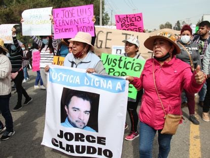 Manifestantes llevan una fotografía de Jorge Claudio, este 29 de diciembre en el Estado de México.