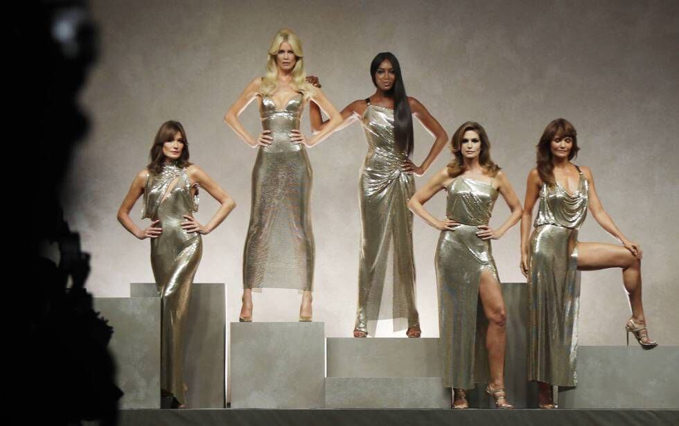De izquierda a derecha: las ex 'top models' Carla Bruni, Claudia Shiffer, Naomi Campbell, Cindy Crawford y Helena Christensen, en el desfilde de Versace en Milán el pasado septiembre.