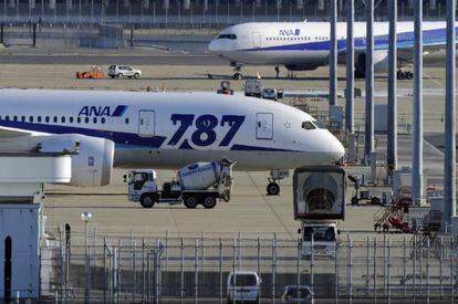 Dos Boeing 787 de All Nippon Airways, en la pista del aeropuerto de Tokio.