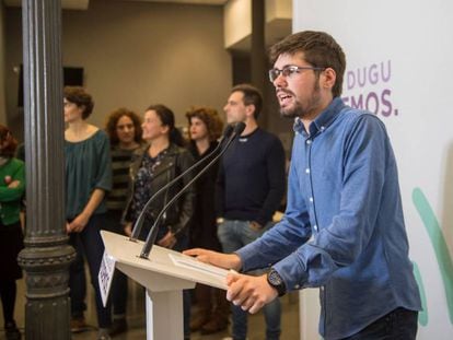 Lander Martínez, exlíder de Podemos Euskadi, anuncia su dimisión con Rosa Martínez, de azul, al fondo. 