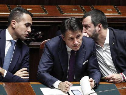 El primer ministro italiano, Giuseppe Conte (centro), y los viceprimeros ministros, Matteo Salvini (derecha) y Luigi Di Maio (i), en el Congreso de Italia.