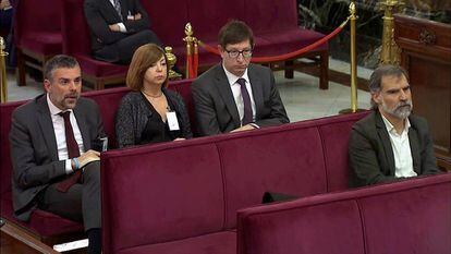 Jordi Cuixart, a la derecha, sentado delante de los 'exconsellers' Santi Vila, Meritxell Borràs y Carles Mundó, durante el juicio a los líderes del 'procés' en el Tribunal Supremo.