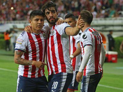 López y Pizarro celebran el segundo gol.