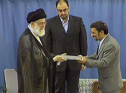 El ayatolá Alí Jamenei saluda a Mahmud Ahmadineyad en una imagen tomada de la televisión estatal iraní.
