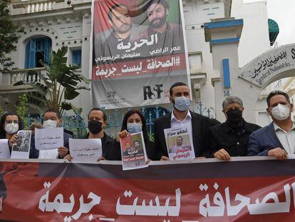 Miembros de la Unión de Periodistas de Túnez piden la libertad de sus colegas marroquíes Omar Radi y Suleimán Raisuni, el 3 de mayo de 2021.