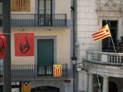 Fachada del Ayuntamiento de Berga (a la derecha), con la estelada como única bandera.