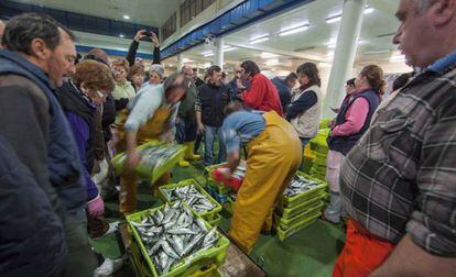 Venta de pescado en la lonja de O Berbés, en Vigo.