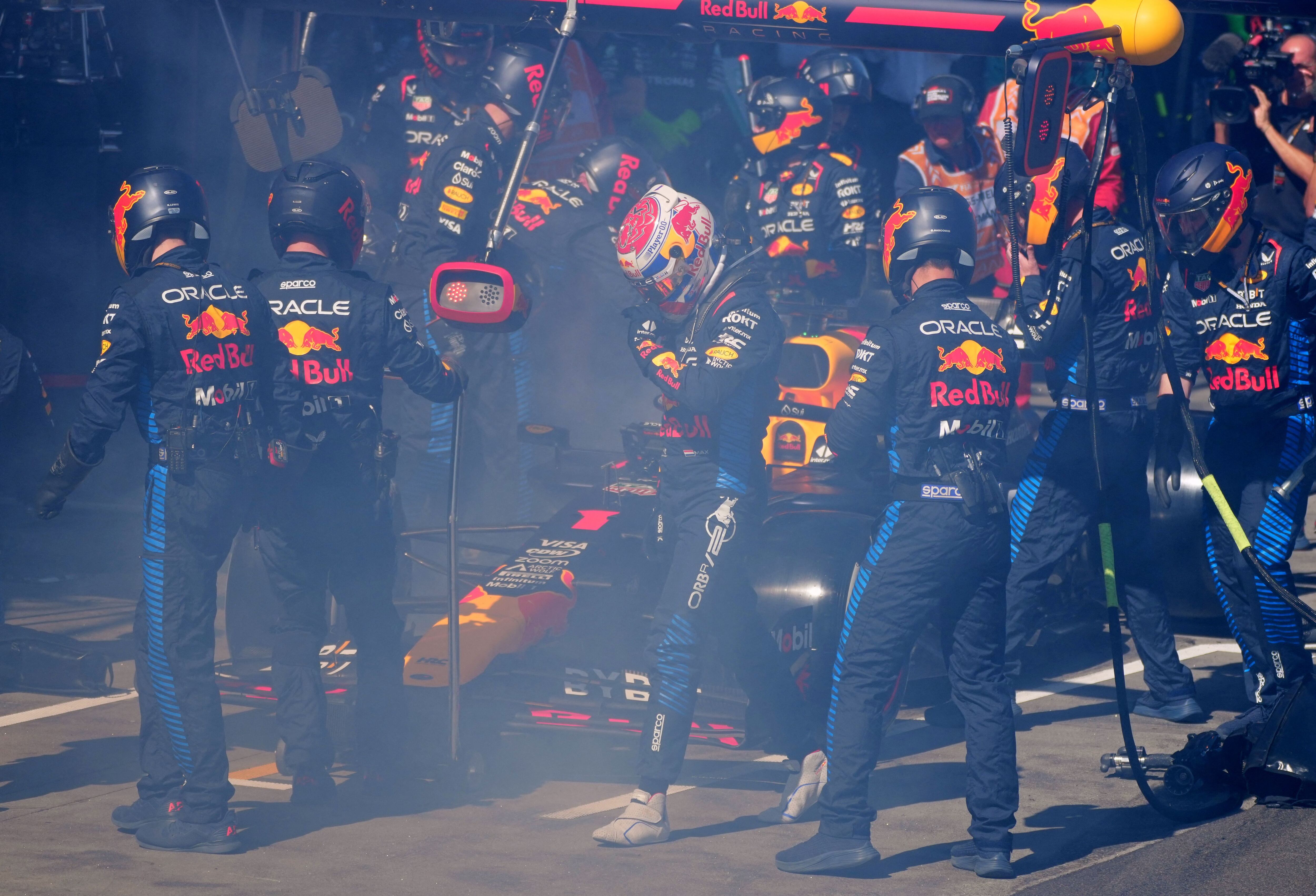 El piloto de Red Bull Max Verstappen (centro) abandona la carrera por un sobrecalentamiento del freno trasero derecho.