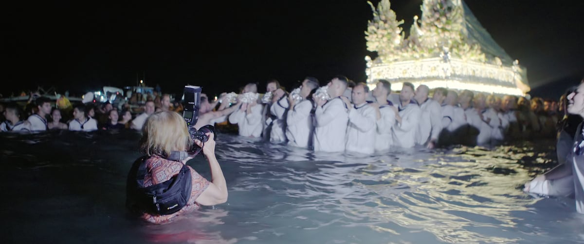 Cristina García Rodero, la fotógrafa de las emociones, retratada sobre el terreno en un documental | Cultura