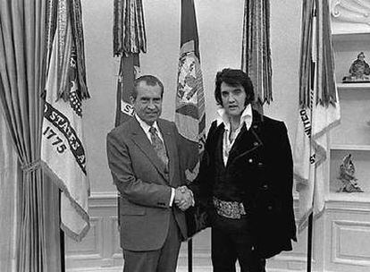 Richard Nixon y Elvis Presley posan durante su encuentro del 21 de diciembre de 1970.