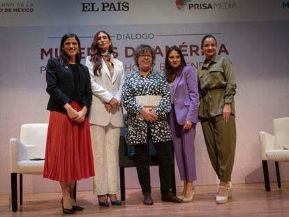 Eleonore Caroit, Saray Robayo, Gabriela Warkentin, Myriam Méndez Montalvo y Marcela Aguiñaga luego de participar en el diálogo 'Mujeres de América por los derechos y el bienestar', en Ciudad de México.