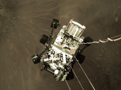 El rover Perseverance de la NASA, tras su aterrizaje en el cráter Jezero en Marte, el 18 de febrero de 2021.