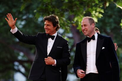 Tom Cruise y el príncipe Guillermo, quien también ostenta el título de presidente de la British Academy of Film and Television Arts (BAFTA), juntos en la alfombra roja. Ambos saludaron a los curiosos que se habían acercado hasta la Leicester Square de Londres.