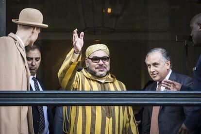  El rey de Marruecos Mohamed VI (centro) saluda a admiradores marroqu&iacute;es a la llegada a su hotel de Amsterdam, el pasado 30 de marzo.