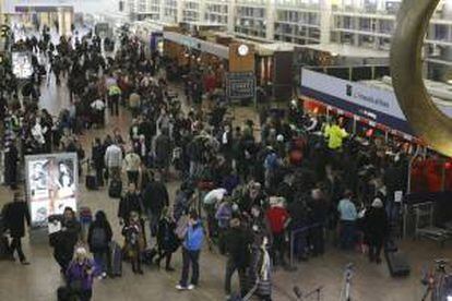 Pasajeros ante los mostradores de facturación del aeropuerto de Zaventem, Bruselas, Bélgica. EFE/Archivo