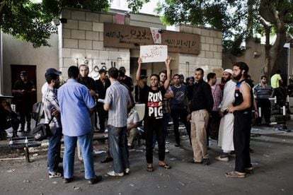 Protestas frente a la embajada de EE UU en el centro de El Cairo por la pel&iacute;cula &#039;Inocencia de los musulmanes&#039;.