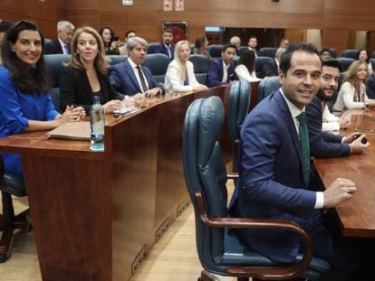 Rocío Monasterio, de Vox, e Ignacio Aguado, de Ciudadanos, ambos en primer término en sus bancadas, durante el pleno de la Asamblea de Madrid de este miércoles. En vídeo, los avances de las negociaciones en Murcia.