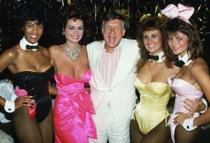 Hugh Hefner y algunas 'conejitas', en 1986.