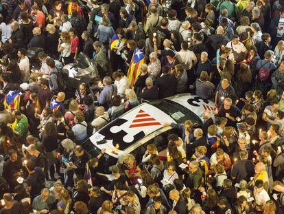 Un vehículo de TV3, entre la multitud en una concentración independentista en octubre de 2017.