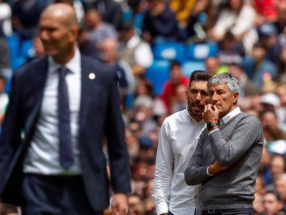 Setién, junto a su segundo Sarabia, en el Bernabéu. 