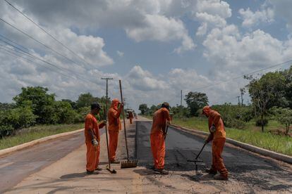 Un equipo de mantenimiento trabaja en un tramo asfaltado de la carretera a su paso por Careiro do Castanho. 
