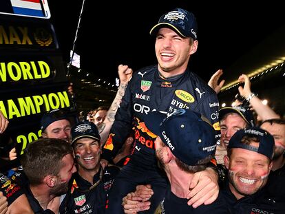 Verstappen celebra con su equipo la victoria en el Mundial, este domingo.