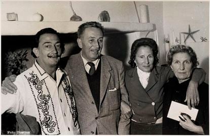 Salvador Dalí, Disney, Gala y Lilian Disney se abrazan  por los hombros y la cintura, en una estancia de la casa del pintor en Portlligat (Girona).
