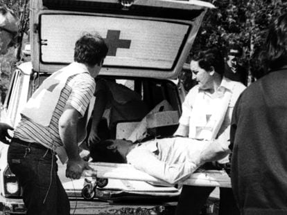 Miembros de la Cruz Roja atienden a uno de los policías heridos en el atentado cometido en Errenteria (Gipuzkoa) que costó la vida a otros cuatro agentes el 14 de septiembre de 1982.