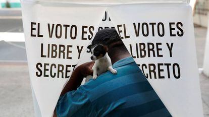 Un elector vota en Texcoco, Estado de México.
