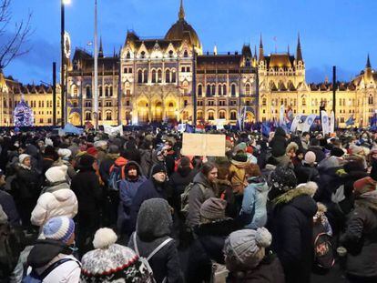 Manifestantes en la plaza Kossuth de Budapest protestan este sábado contra la 'ley de esclavitud' del Gobierno de Orbán.