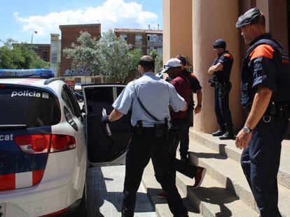 Els Mossos s&#039;emporten el detingut. 