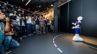 El robot Dream- E da la bienvenida al Espai Barça.