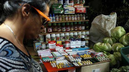 Un puesto de fruta y medicinas en Rubio, Venezuela.