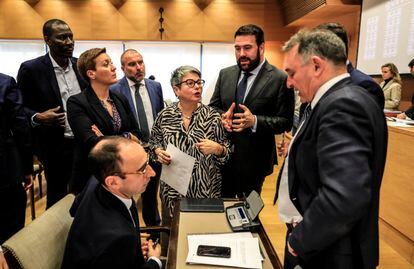 María Carvalho, de ERC, en el centro, discute en el Congreso con Enrique Santiago, de IU, a la derecha, por la reforma de la ley mordaza, en la comisión de Interior del Congreso de los Diputados.