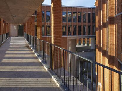 Este edificio de la <strong>Universidad de Toulouse</strong> se eleva siete plantas sobre el nivel del suelo y suma dos más bajo tierra. El estudio Grafton Architects quiso diseñar un espacio para la investigación y la educación en el que fuera agradable trabajar y, por ello, llevó a cabo una estrategia de patios que favorecieran la entrada de luz y aire naturales. |