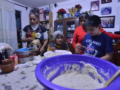 Una familia prepara la comida en Ciudad de México, en febrero de 2020.