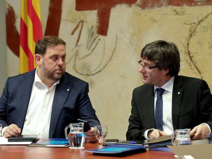 Oriol Junqueras conversa con Carles Puigdemont.