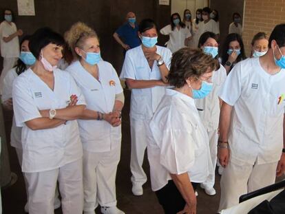 La consejera de Ciudadanía y Servicios Sociales, María Victoria Broto, despide al último paciente de Aragón ingresado en un centro COVID.
 