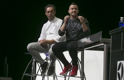 Los chefs Dabiz Muñoz (derecha) y Fernando Sáenz durante una de las ponencias de ayer en Madrid Fusión