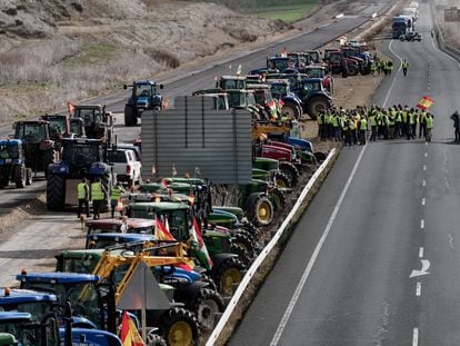 Un grupo de agricultores corta el acceso al polígono Lentiscares, en Navarrete (La Rioja), este lunes.