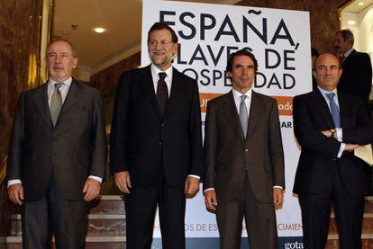 De izquierda a derecha: Rodrigo Rato, Mariano Rajoy, José María Aznar y Luis de Guindos en la presentación de un libro en 2010.