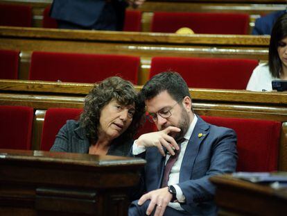 La consejera de Acción Climática,Teresa Jordà (izq.), habla con el 'president' Pere Aragonès (der.) durante la sesión del pleno del Parlament.