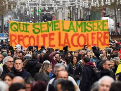 'Quien siembra la miseria, cosecha la ira', reza esta pancarta durante una marcha contra la reforma de las pensiones del Gobierno francés.