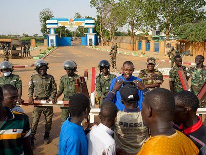 La policía protegía el viernes la entrada a la base militar que acoge a los soldados franceses en Niamey durante una protesta contra la presencia gala en Níger.