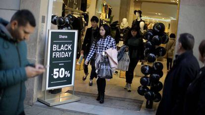 Una tienda celebra el Black Friday con descuentos al 50%.