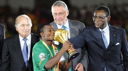 Katongo, de Zambia, celebra la Copa de &Aacute;frica de 2012 ante Blatter y Obiang. 