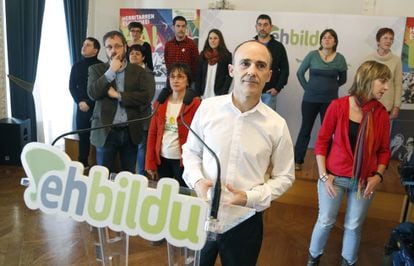 El europarlamentario Josu Juaristi, en primer término, en un acto de EH Bildu.