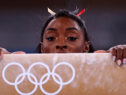 Simone Biles, en el ejercicio de la barra de equilibrio.